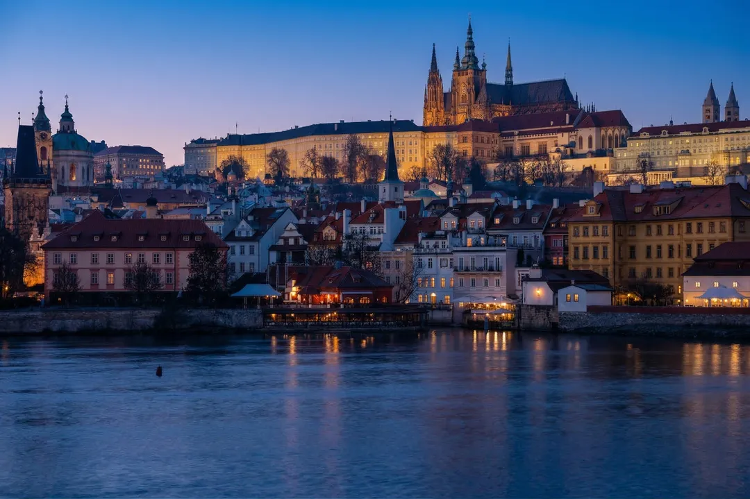 Castillo de Praga visto desde la orilla del Moldava, visita imprescindible en una escapada a Praga organizada