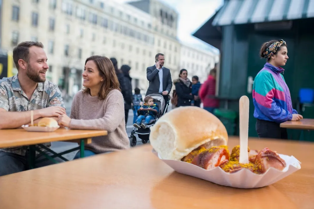 Currywurst en un puesto callejero de Kreuzberg, experiencia imprescindible en un viaje a Berlín todo incluido