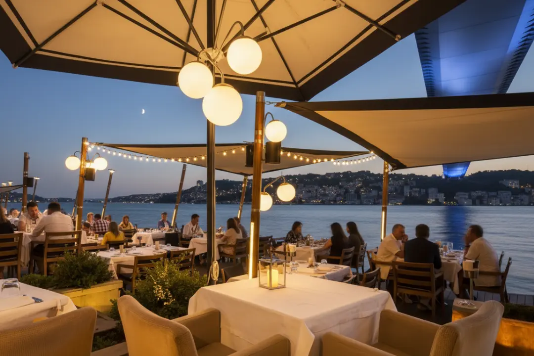 Terraza iluminada junto al Bósforo, el lugar perfecto donde cenar en Estambul con vistas al mar y al puente iluminado.