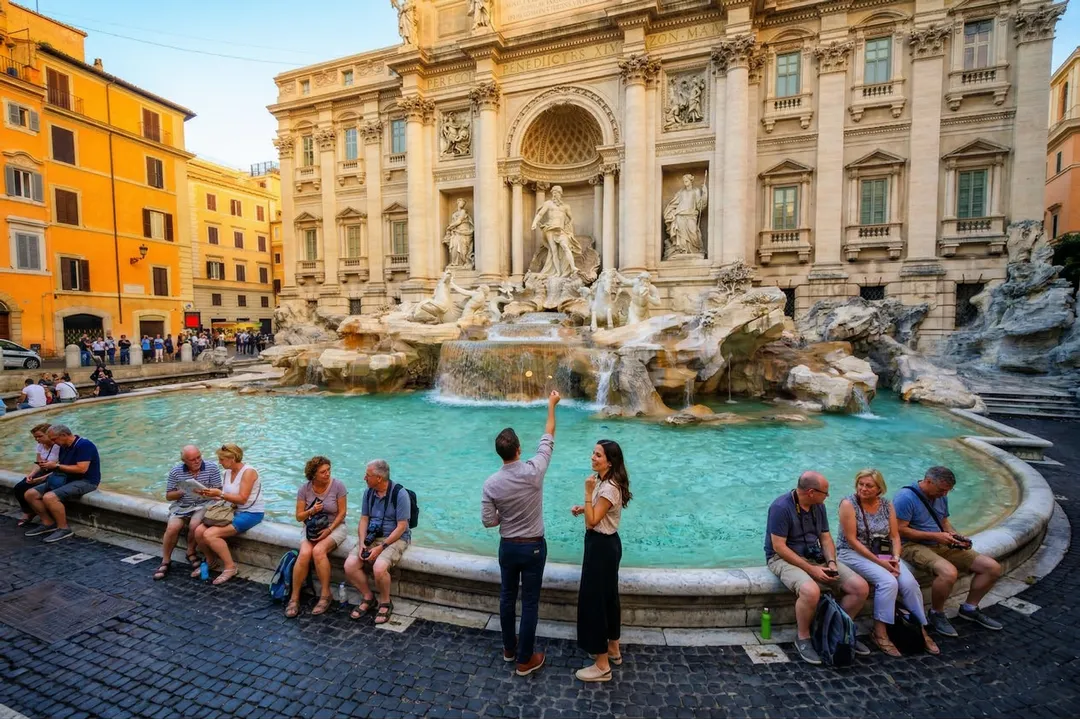 Pareja disfrutando de la Fontana di Trevi en su viaje organizado a Roma todo incluido