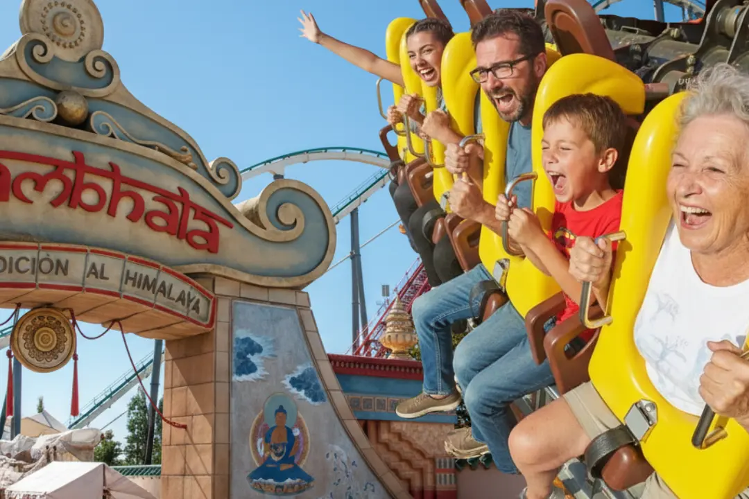 Familia disfrutando en la montaña rusa Shambhala, una de las mejores atracciones de Port Aventura Park.