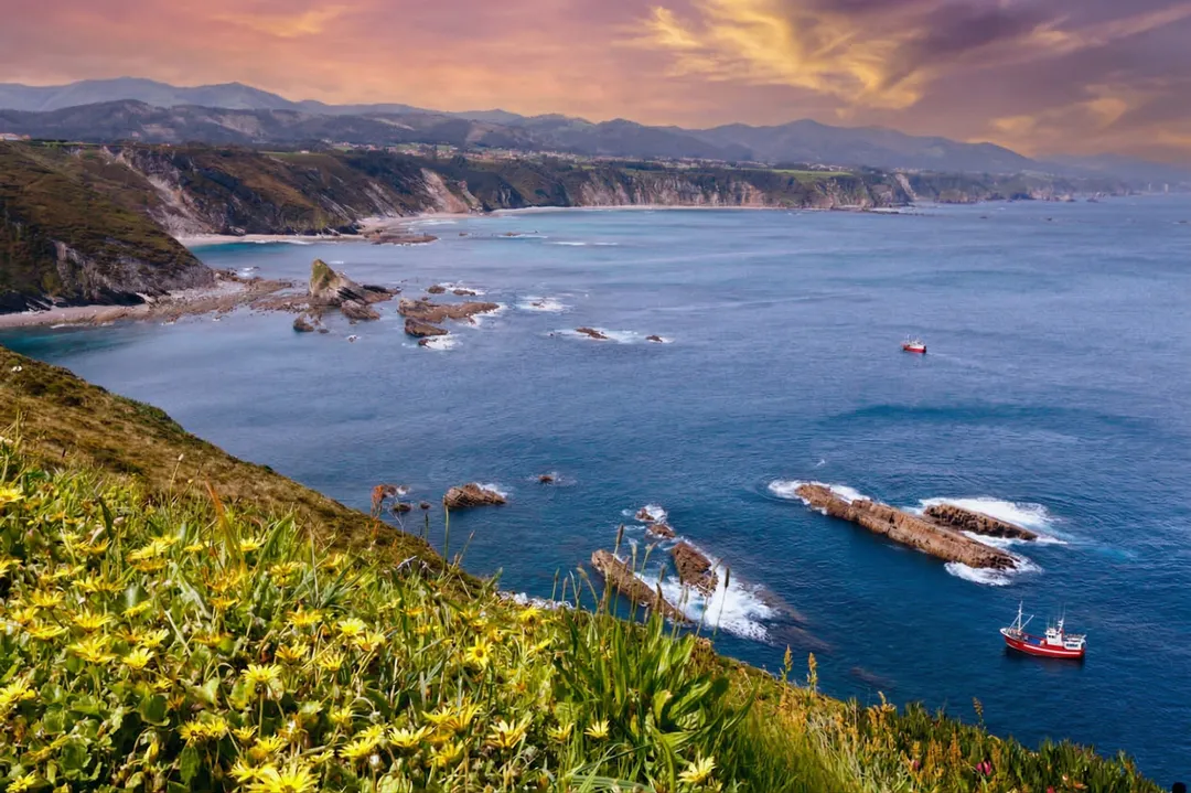 Atardecer en la costa de Asturias, viaje organizado por La Mariquita Viajera