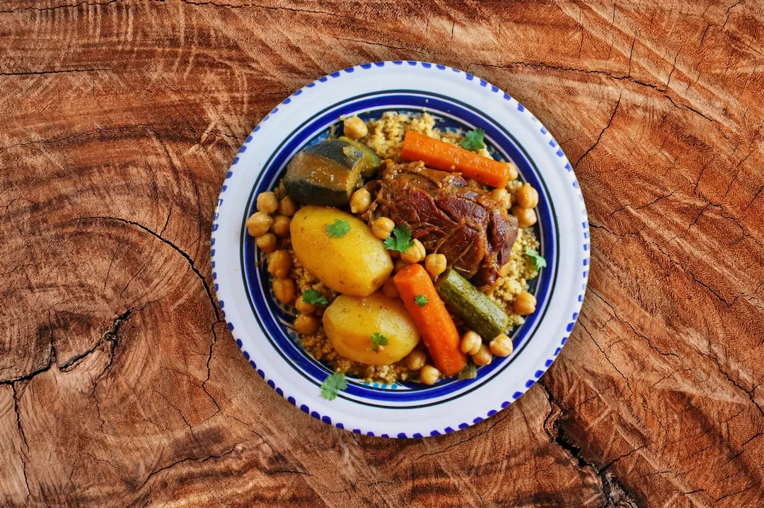 Gastronomía tunecina: cuscús tradicional en viaje organizado a Túnez