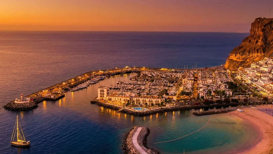 Playa de Mogán, zona ideal para viajes a Gran Canaria todo incluido en familia