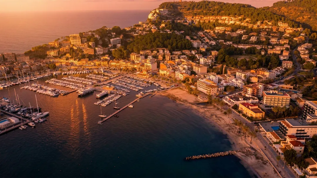 Puerto de Sóller atardecer viaje Mallorca todo incluido