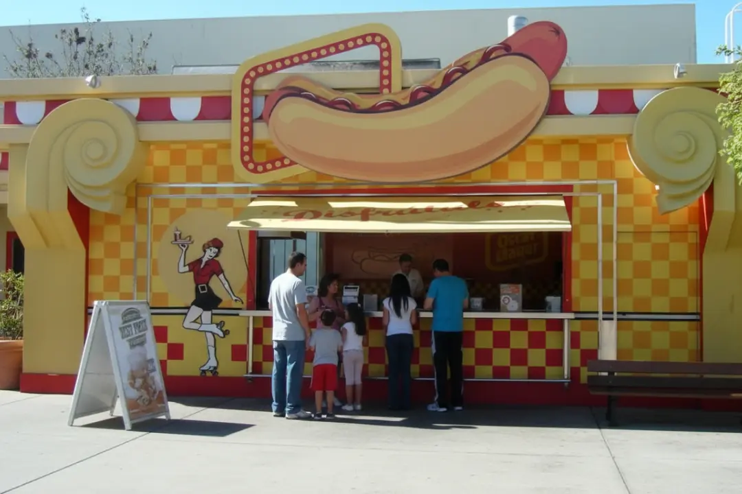 Puesto de perritos calientes de estilo retro americano, una opción rápida de donde comer en warner madrid