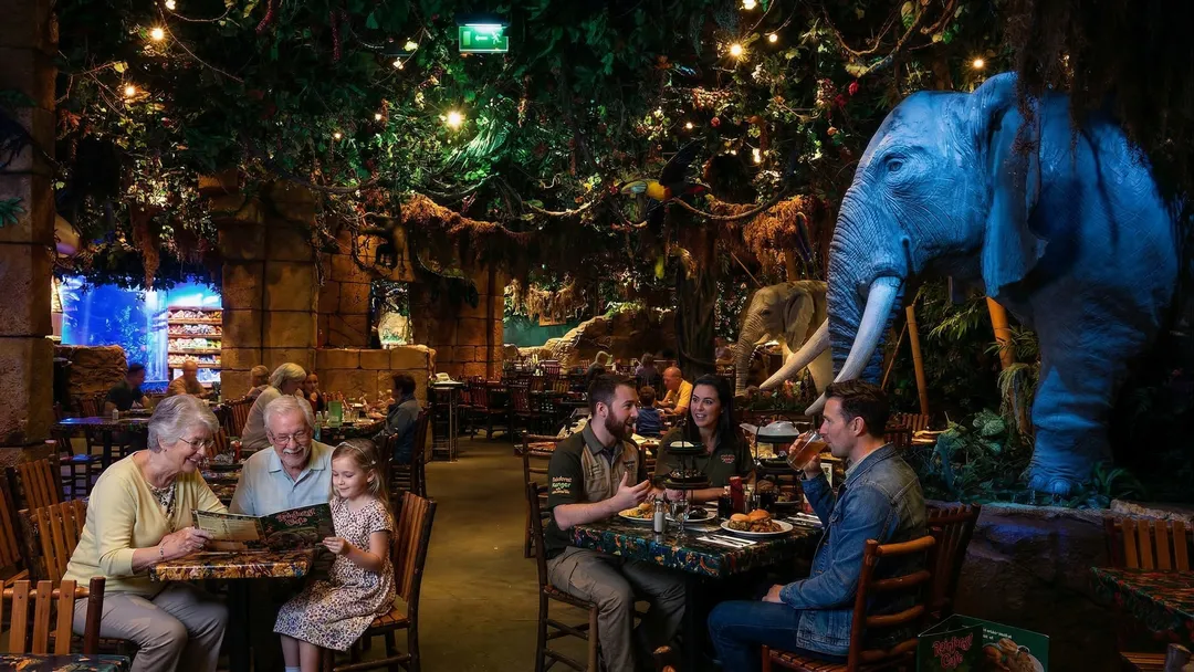 Interior del restaurante Bistrot Chez Rémy, reserva imprescindible en un viaje organizado a Disneyland París