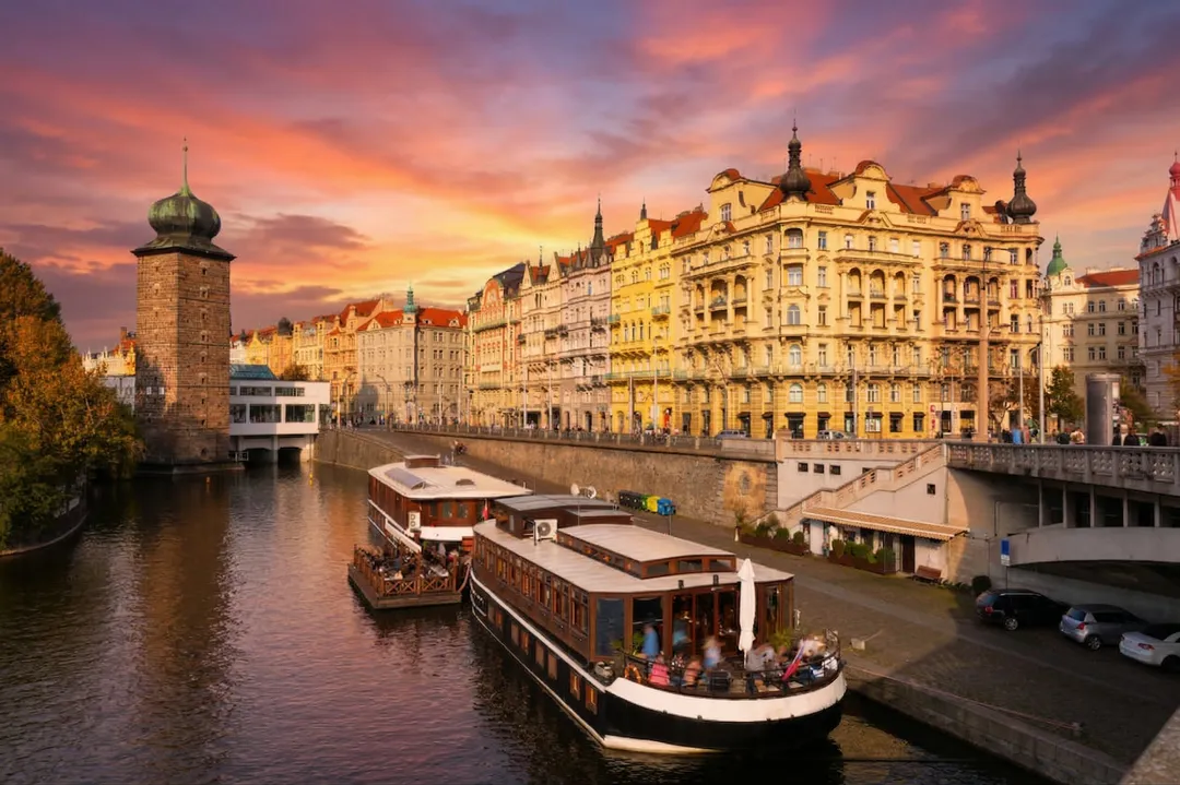 Paseo en barco por el Moldava con vistas al Castillo de Praga, ideal para una escapada romántica