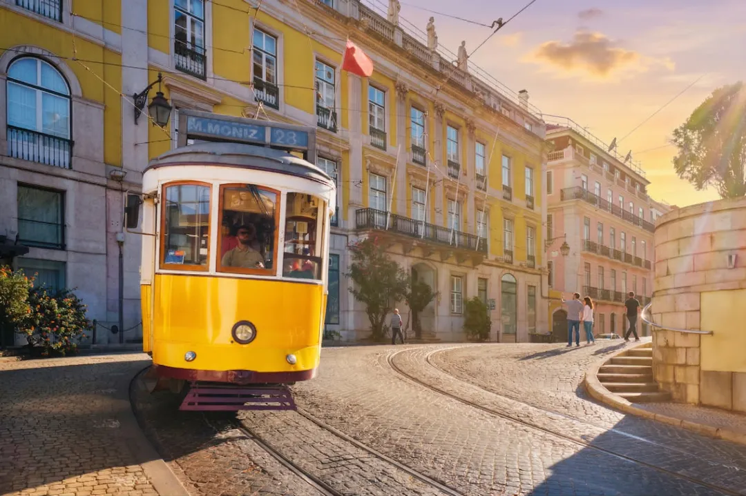 Tranvía 28 en Alfama, incluido con Lisboa Card en tu viaje a Lisboa todo incluido