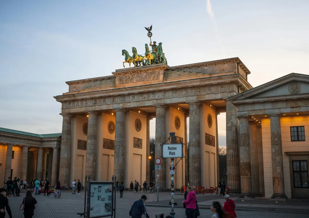 Puerta de Brandeburgo al atardecer, visita obligada en cualquier viaje a Berlín todo incluido.