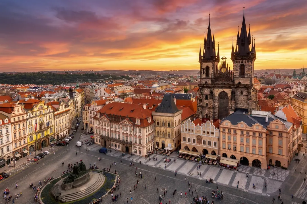 Plaza de la Ciudad Vieja de Praga con el Reloj Astronómico, zona ideal para alojarse en un viaje organizado