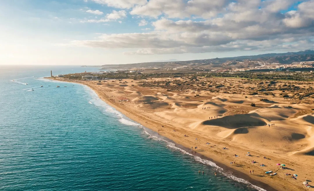 Vista panorámica de la costa de Gran Canaria, destino ideal para viajes todo incluido