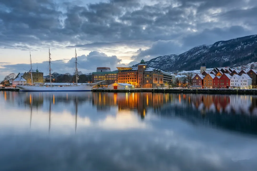 Vista panorámica de las casas de Bergen en los Foirdos Noruegos
