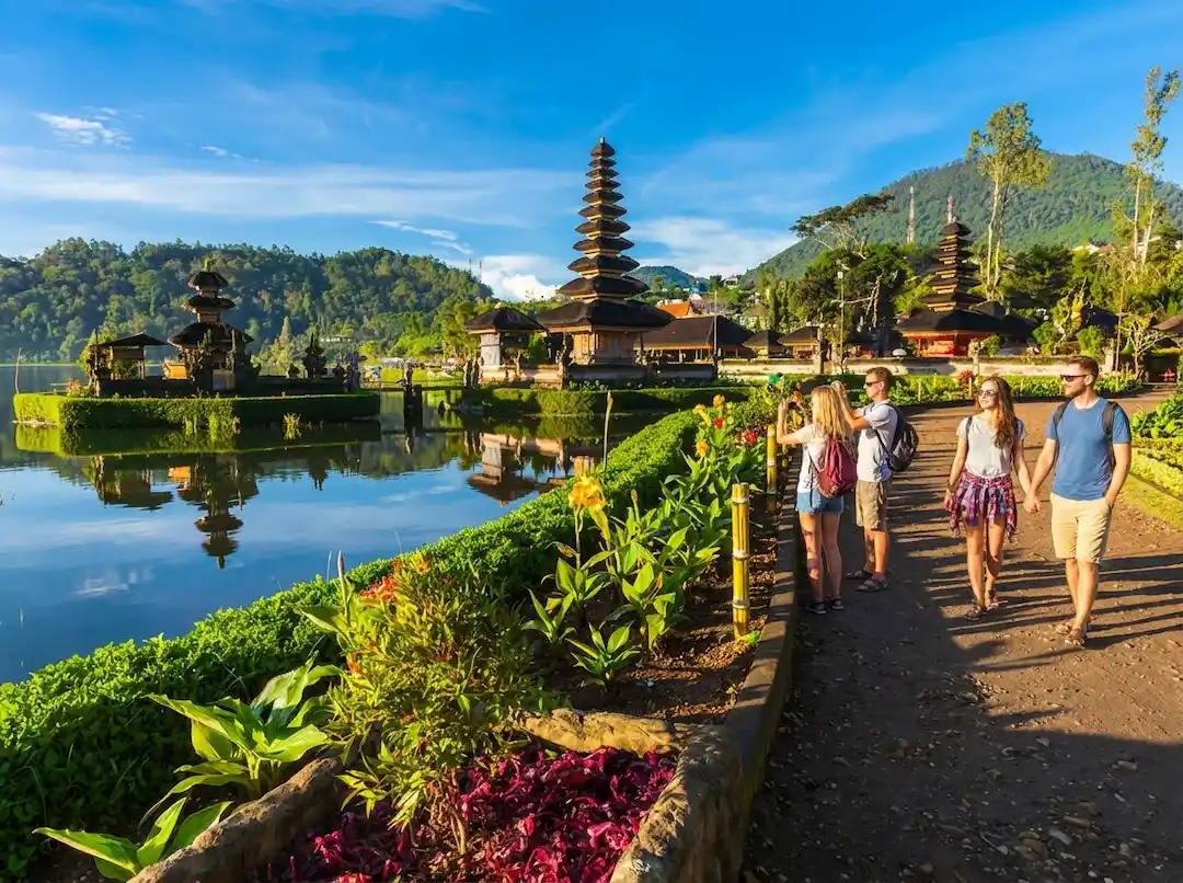paisaje_Bali Templo balinés junto a lago espejo rodeado de vegetación tropical - La Mariquita Viajera